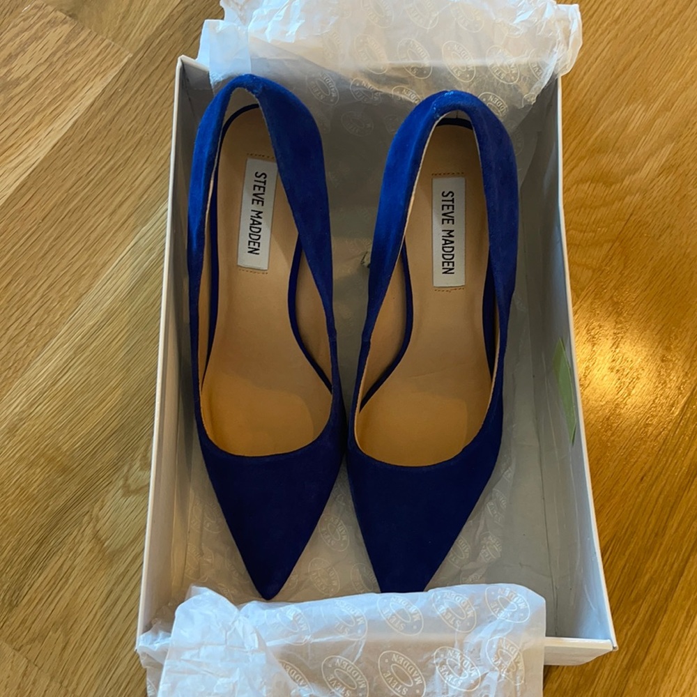 Steve Madden size 8.5 blue suede shoes.